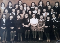 Budoucí manželka Miroslava Klímy Justýna Levá v horní řadě třetí zprava, fotografie z dívčí školy
