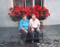 Justýna a Miroslav Klímovi na zápraží své usedlosti ve Zvíkově