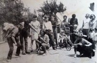 Skupina hostů, kteří přijeli na chalupu Miroslava Klímy na letní byt