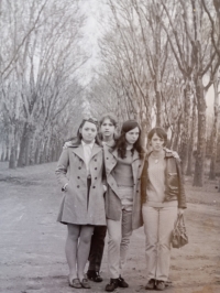 Alžběta Cibochová se spolužačkami v roce 1969
