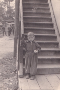 Батько Сергій Писарєв. Будинок у Яворові, кінець 1950-х рр.