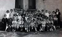 Fotografie z mateřské školy ve Velkých Popovicích (nahoře, druhé dítě zprava)