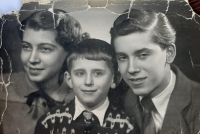 Fotografie sourozenců Kolských, kterou u sebe nosil jejich tatínek po dobu věznění v Jáchymovských dolech, 50. léta