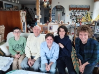 Rudolf Zlobický s žákovským týmem při nahrávání pro projekt Příběhy našich sousedů, Teplice, 2024