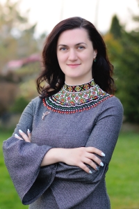 Євгенія Бардяк у лемківських прикрасах. Долина, Івано-Франківська область,  2018 р.
