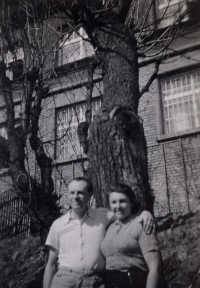 Rodiče Tomáše Bergmanna Ilsa a Arnošt Erik Bergmannovi před domem v Košířích
