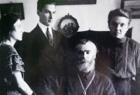 Rodina Maitina otce Leonida Arnauta