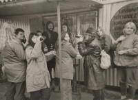 Bufet na nádraží v Chomutově, Jan Tomeš třetí zprava, druhá polovina 80. let