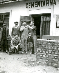 Jaromír Petřík v kostkované košili, otec Luboše, na brigádě v cementárně, Vrchlabí, 1950