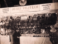 Děda Josef Vojtěch, před svým podnikem ve Velkých Hamrech. 