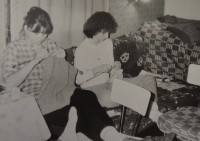 Tvorba vlastní módy na VŠ (Jeanette Macháčková vlevo na fotce)