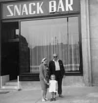 Libuše Vrtišková Hájková v roce 1966 s prarodiči Marií a Adolfem Větrovcovými