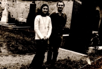 Hana Pelikánová s Františkem Líznou na hřbitově v Novém Veselí, 1979