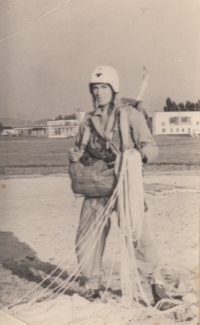 Alexandr Žuravský, manžel Sylvie Hauznerové, na vojenském výcviku v Pardubicích, 60. léta