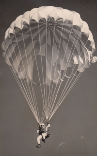 Alexandr Žuravský, manžel Sylvie Hauznerové, seskok padákem během vojenského výcviku, 60. léta