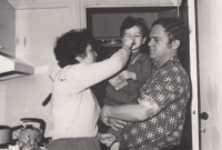 Sylvia Hauznerová, mladší syn Jiří, druhý manžel Petr Hauzner, Karlovy Vary, 1975