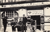 Oddíl parašutistů před domem Petr v Karlových Varech, 60. léta