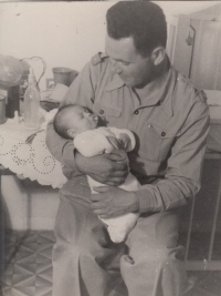 Tatínek Ludvík Fischer s malou Sylvií, Tel Aviv 1943