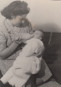 Maminka Ilsa Fischer s malou Sylvií, Tel Aviv 1943