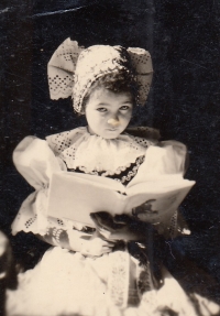 Sylvia Hauznerová v moravském kroji, Praha, 1947