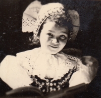 Sylvia Hauznerová v moravském kroji, Praha, 1947