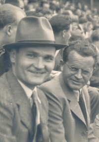 Vlevo Alois Vincenc Honěk na fotbalovém zápasu, zřejmě ve 40. letech
