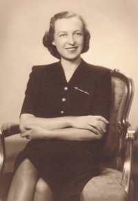 Hana Hoňková, rozená Šmidrkalová, matka pamětníka, ve 40. letech