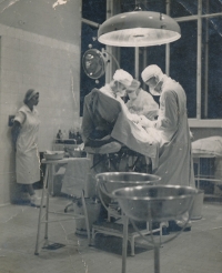 Alois Honěk při operaci na Bulovce v době okupace