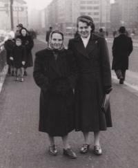 Jarmila Macnerová s tetou Annou Peškovou při otevírání Letenského tunelu