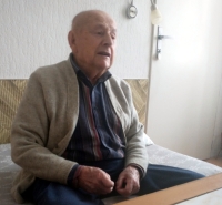 Pamětník vypráví v kuchyni rodinného statku