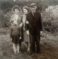 Helena Kubinová vlevo s dcerou, tetou a otcem Hermanem Jungem