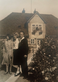 Vlevo maminka pamětnice Hilda Jungová s příbuznými, v pozadí dům, do kterého se Jungovi přestěhovali po návratu z Muny - Mikulovic