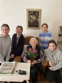 Tým s pamětnicí Jarmilou Bílkovou, březen 2024