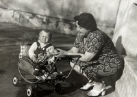 Maminka Irena s vnučkou Sylvou