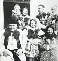 Rodina Kuželova v krojích