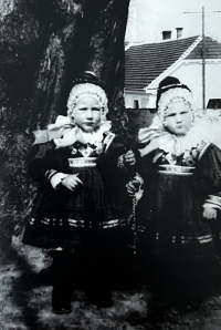 Dvojčata František a Josef v dívčích krojích. Chlapci do pěti let nosili dívčí kroje, aby nebyli odvedeni na vojnu. 1947
