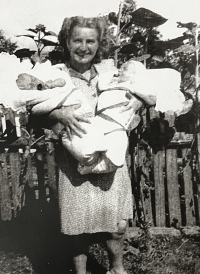 Teta Ludmila s dvojčaty