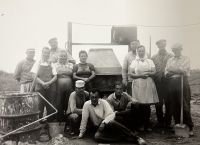 Pracovní skupina výstavby zemědělských objektů, farma Východ, 1963. Otec Jan čtvrtý zprava
