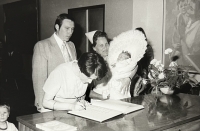 Vítání občánků, květen 1978. Vlevo syn Jakub, v zavinovačce dcera Hana