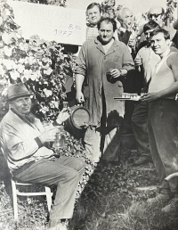 Vinobraní u Kuželů, 1977. Vlevo otec Jan, vpravo Josef