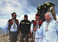 Josef Kužela (vpravo) na turistickém výšlapu s přáteli, 2014