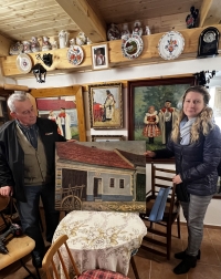 Josef Kužela s dcerou Mgr. Hanou Prouzovou s obrazem rodné chalupy od Františka Bařiny