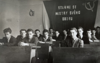 Jindřich Essl (v druhé řadě zprava) v odborném učilišti ve Větřní