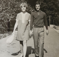 JIří Trmač se svou snoubenkou a budoucí manželkou v roce 1968