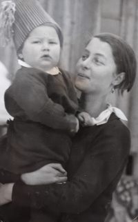 Josef Vojtěch v náručí maminky Anežky