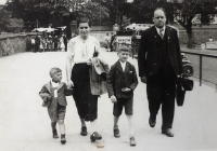 Josef Vojtěch s bratrem a rodiči, krátce po přestěhování do Prahy.