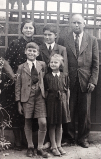 Josef Vojtěch s rodiči a sourozenci.