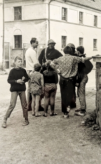 Rodina Petra Brunera debatující v Kolinci s vojáky během invaze v srpnu 1968. Zleva Petr Bruner, jeho otec, sestřenice Šárka se svou kamarádkou a neznámí mladíci