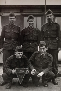 Konstantin Miovský (dole vpravo) na vojně