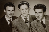 Konstantin Miovský (uprostřed) s kamarády z Makedonie, cca 1951